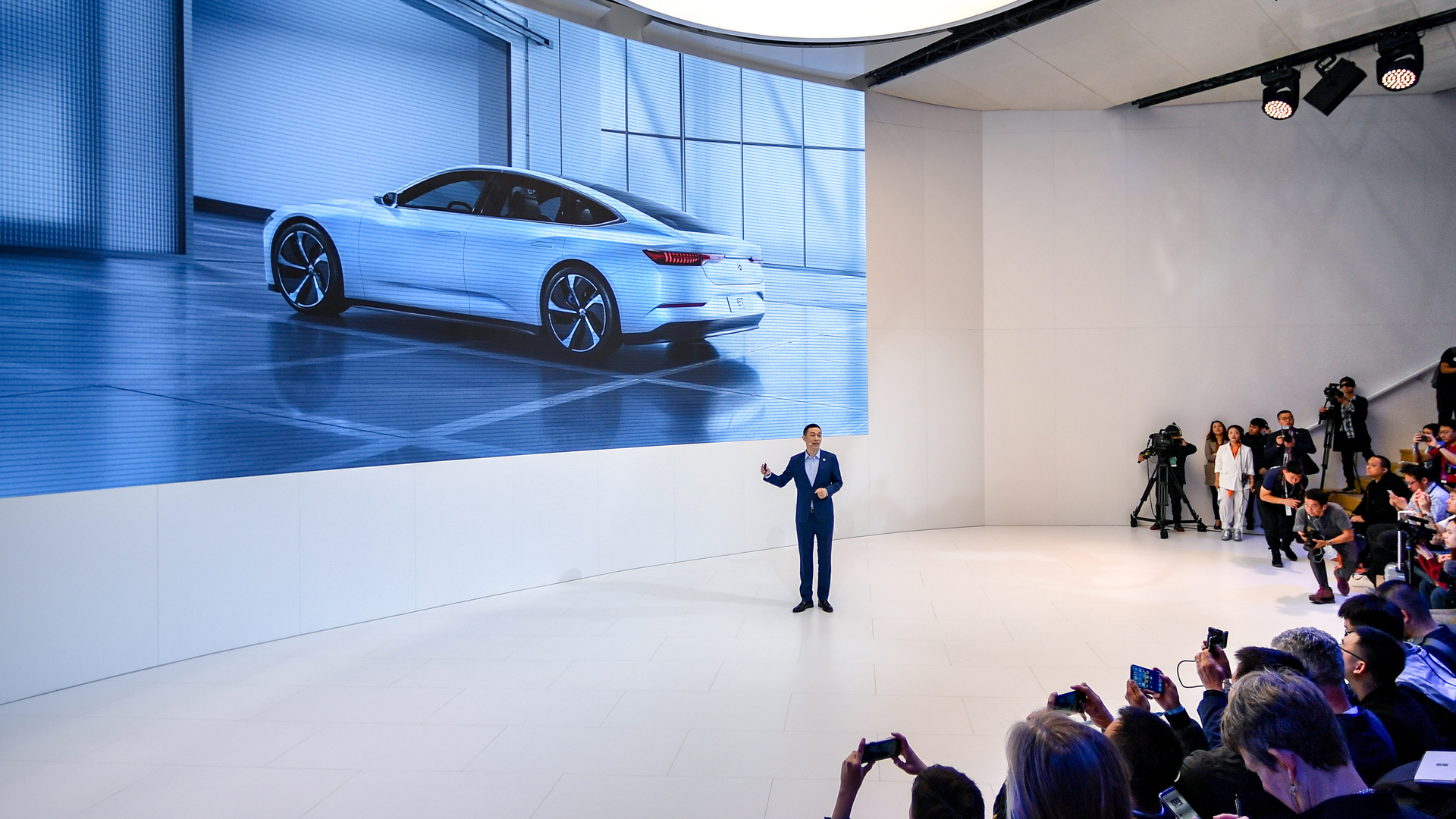 ag8大厅登录ET预览版亮相2019上海车展，“一键加电”对外开放